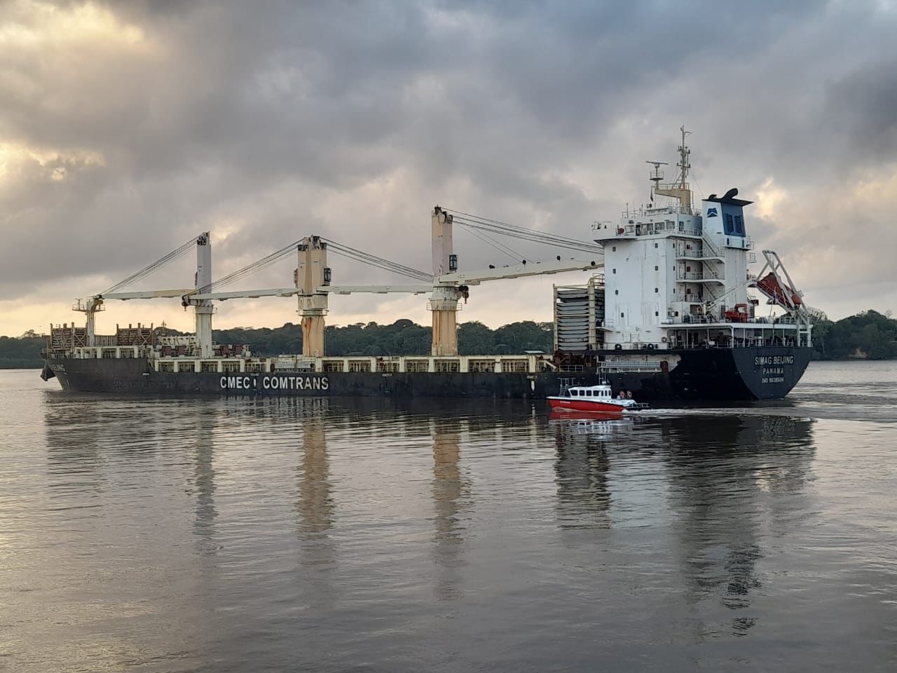 Vista panorâmica da operação portuária no Porto de Santana